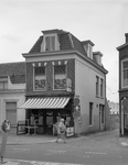 53652 Gezicht op de voor- en zijgevel van het café Binnen Best (Biltstraat 63) te Utrecht.